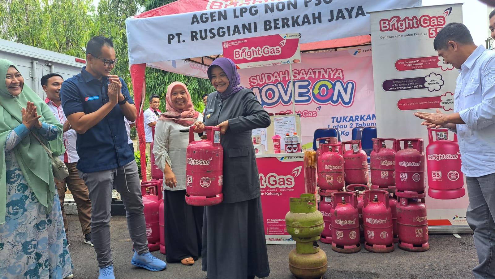 Wali Kota Banjar, Ade Uu Sukaesih mengangkat tabung gas non subsidi saat acara dengan Pertamina di halaman Kantor Setda Kota Banjar beberapa waktu lalu.