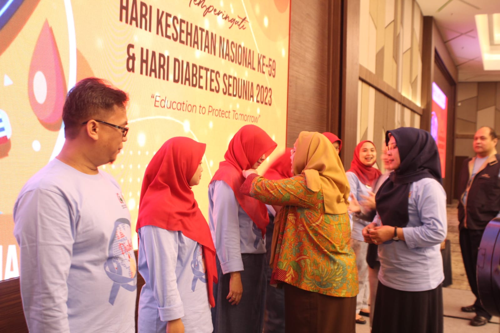 Direktur RSUD Al Ihsan dr.Dewi Basmala (dua dari kanan) mendampingi Kepala Dinas Kesehatan Provinsi Jabar dr. Raden Vini Adiani Dewi saat penyematan kader diabetes, Jumat (17/11) / Hendrik Muchlison