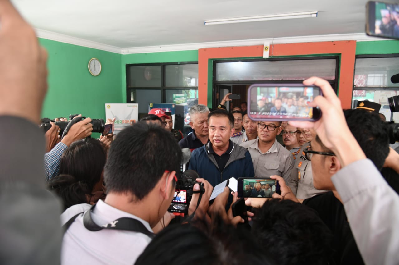 Pj Gubernur Jabar, Bey Triadi Machmudin saat meninjau jalan tambang di kawasan Parung Panjang, Kabupaten Bogor (19/11).