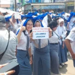 Pendemo dari kalangan anak sekolah yang turut serta dalam aksi Parung Panjang Bersatu (20/11).