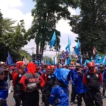 Dok. Ribuan buruh yang tergabung kedalam SPSI Jabar saat Gelar Aksi di Gedung Sate Bandung. Senin (20/11). Foto. Sandi Nugraha.