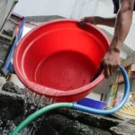 ilustrasi menguras dan membersihkan tempat penampungan air yang berpotensi menjadi sarang jentik nyamuk. (Pandu Muslim/Jabar Ekspres