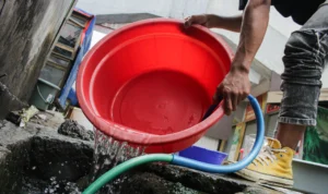 ilustrasi menguras dan membersihkan tempat penampungan air yang berpotensi menjadi sarang jentik nyamuk. (Pandu Muslim/Jabar Ekspres