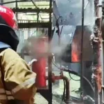 Petugas Damkar Kota Bogor saat melakukan pendinginan di lokasi kebakaran di Pabrik Ban Vulkanin Jaya, Cibuluh, Bogor Utara, Senin (20/11).
