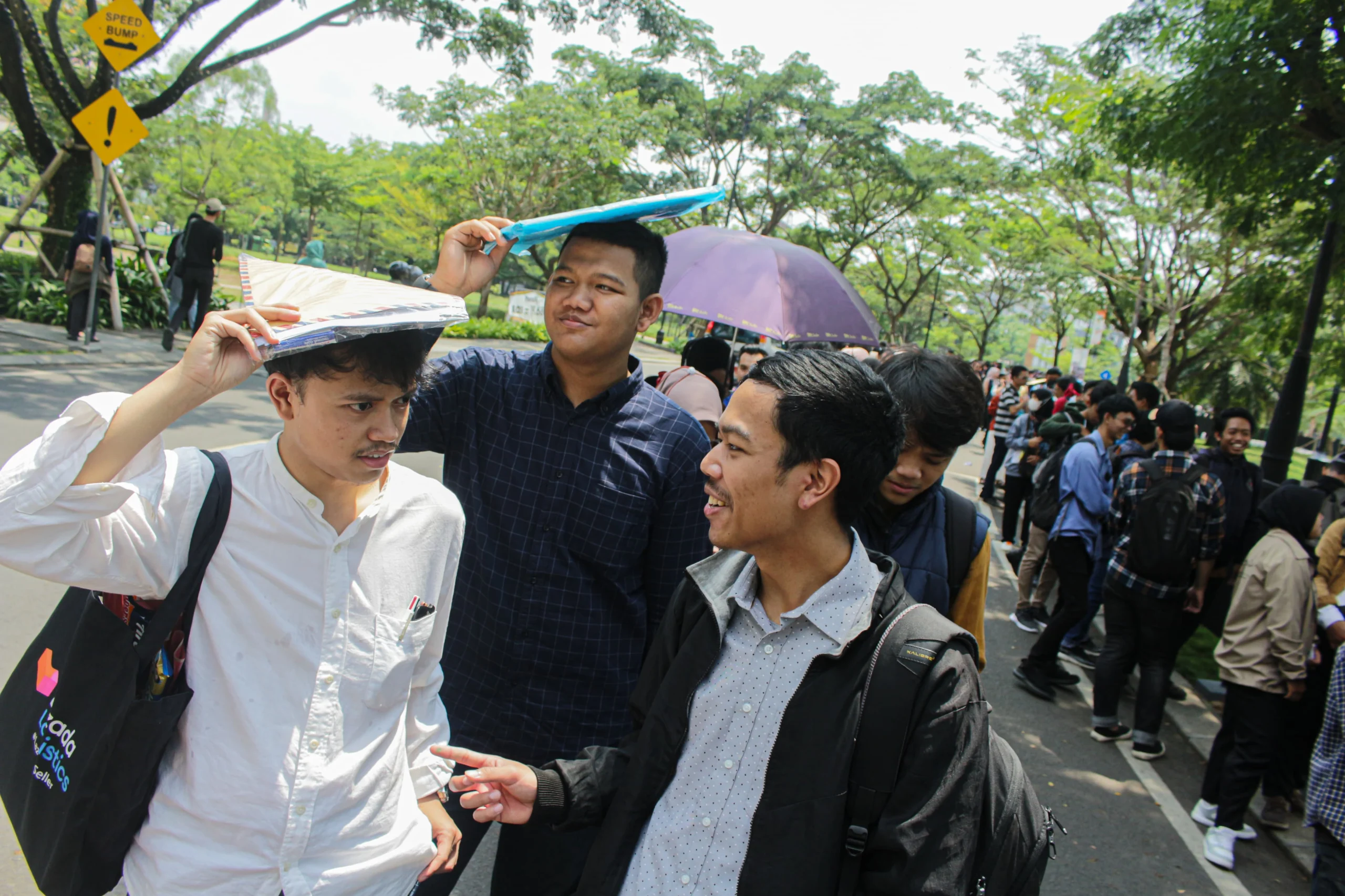 Calon pelamar kerja mengantre dalam event Job Fair di Kiara Artha Park, Kota Bandung. (Pandu Muslim/Jabar Ekspres)