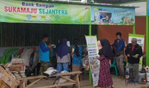 Masyarakat Desa Padalarang, Kecamatan Padalarang, KBB, saat menyetor sampah di Bank Sampah Sukamaju Sejahtera. Selasa (21/11). Foto DLH KBB