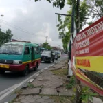 MENGENASKAN: Kondisi trotoar di wilayah Cibiru yang banyak lubang dan sebagian kondisinya telah hancur.