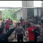 Kericuhan saat penertiban PKL di Ciawi oleh Satpol PP Kabupaten Bogor.
