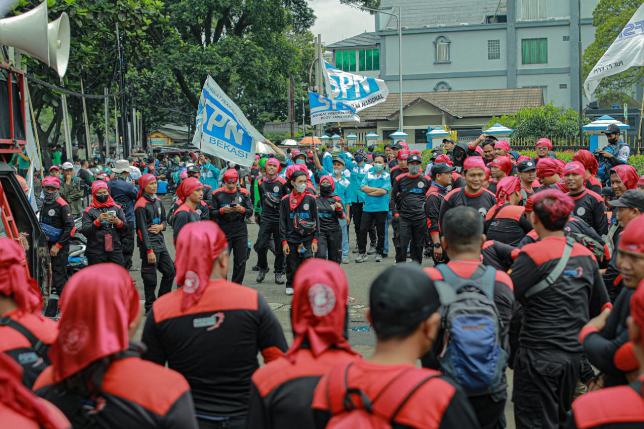 Ilustrasi: Para buruh Jabar berunjuk rasa menuntut kenaikan UMP.