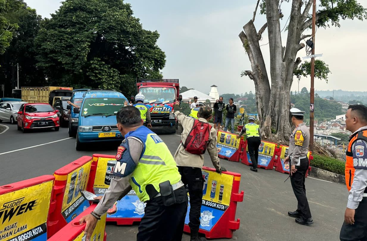 Sejumlah petugas saat memulai penerapan rekayasa lalulintas di kawasan Batutulis, Kecamatan Bogor Selatan, Kota Bogor, Selasa (21/11).