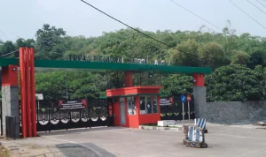 Gerbang depan TPPAS Legok Nangka di Nagreg, Kabupaten Bandung.