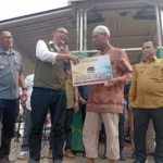 Bupati Bogor, Iwan Setiawan saat memberikan door prize umrah kepada Joko Widodo.