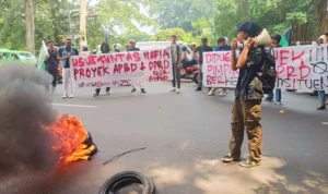 Puluhan mahasiswa dari HMI MPO Cabang Bogor menggelar aksi unjuk rasa di depan Balai Kota Bogor, Selasa (21/11).
