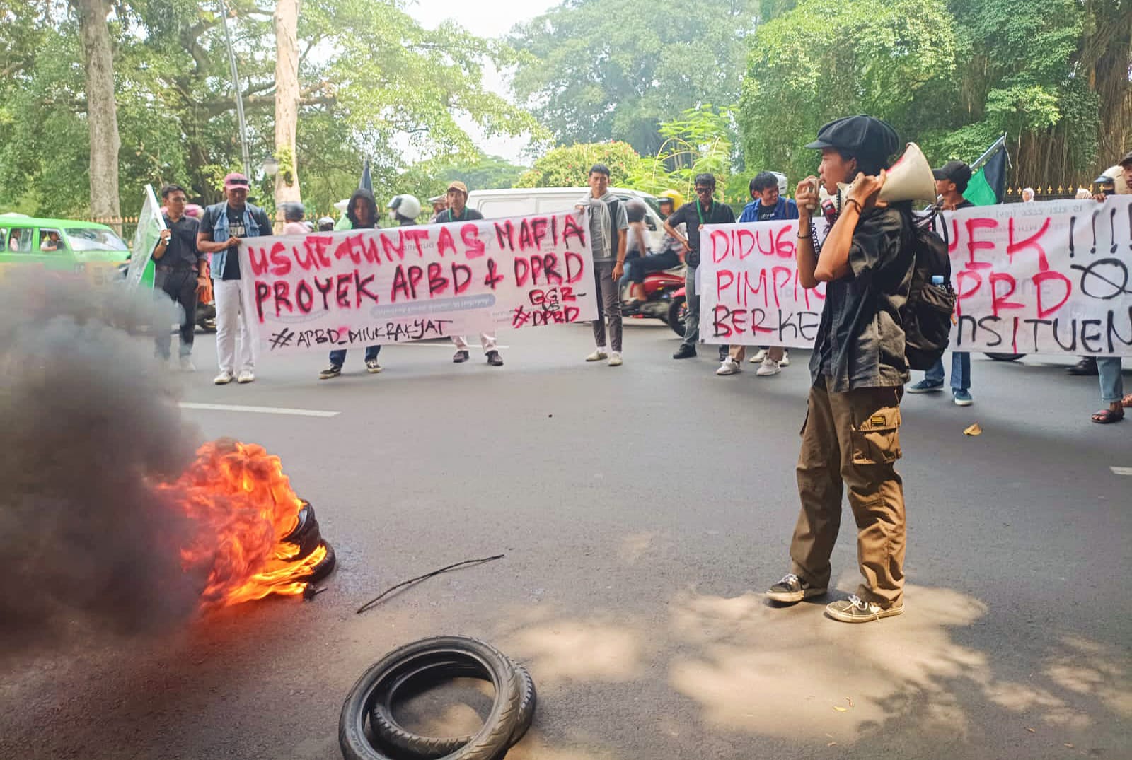 Puluhan mahasiswa dari HMI MPO Cabang Bogor menggelar aksi unjuk rasa di depan Balai Kota Bogor, Selasa (21/11).