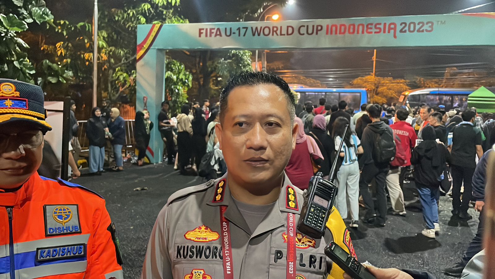 Kapolresta Bandung Kombes Pol Kusworo Wibowo bersama Kadishub Kabupaten Bandung Hilman Kadar saat memberikan pernyataan selepas pertandingan Piala Dunia U17 di Stadion Si Jalak Harupat, Senin (21/11/2023) Malam.