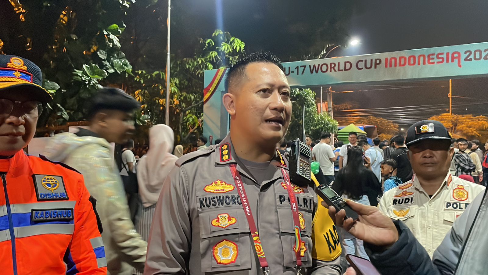 Kapolresta Bandung Kombes Pol Kusworo Wibowo saat memberikan keterangan di Stadion Si Jalak Harupat, Kabupaten Bandung, Senin (21/11/2023) malam.