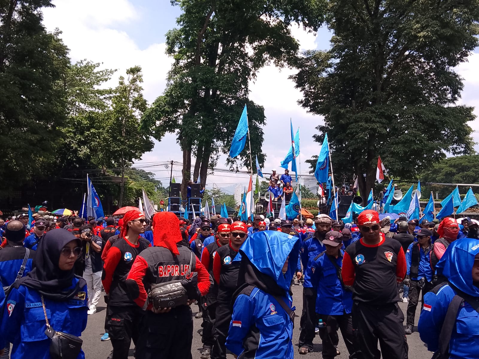 Ist. Buruh di Jabar saat gelar aksi di depan Gedung sate terkait penetapan UMP 2024. Foto. Sandi Nugraha.