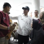 Bupati Bandung, Dadang Supriatna (baju putih bertopi) seusai Penyerahan Bantuan Sosial kepada penyandang disabilitas di Gedung Dewi Sartika, Soreang (21/11).