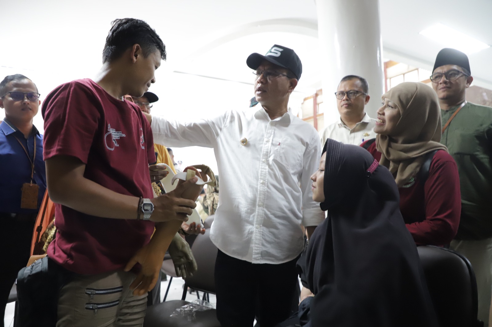 Bupati Bandung, Dadang Supriatna (baju putih bertopi) seusai Penyerahan Bantuan Sosial kepada penyandang disabilitas di Gedung Dewi Sartika, Soreang (21/11).