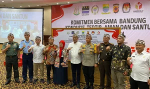Jajaran Pemkot Bandung saat deklarasi komitmen bersama ciptakan Bandung kondusif, tertib, aman dan santun menjelang Pemilu 2025, di Hotel Horison, Rabu (22/11). (Nizar/Jabarekspres)