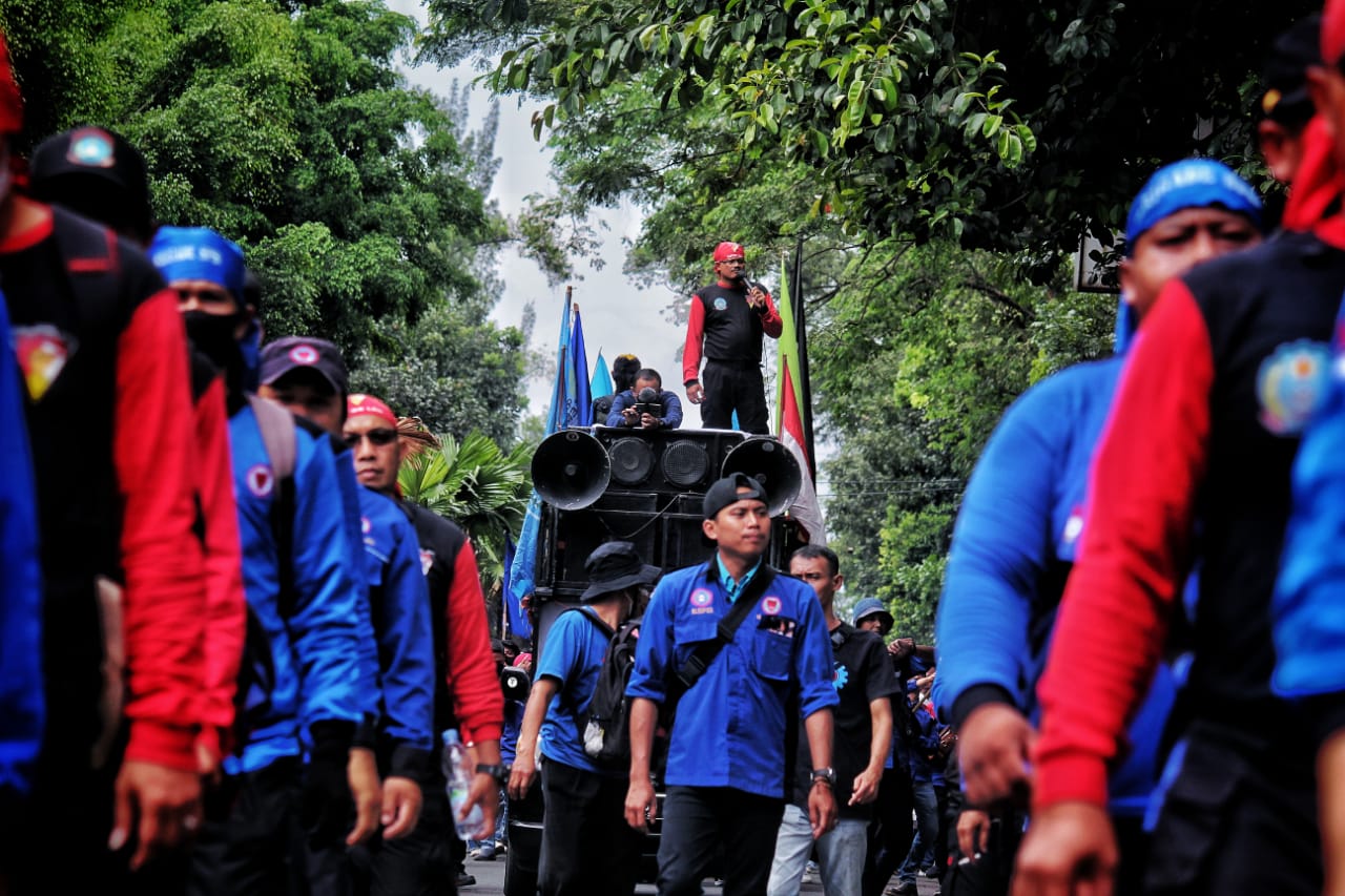 Ilustrasi: Para buruh berdemo menuntut kenaikan UMK Kota Bandung tahun 2024.