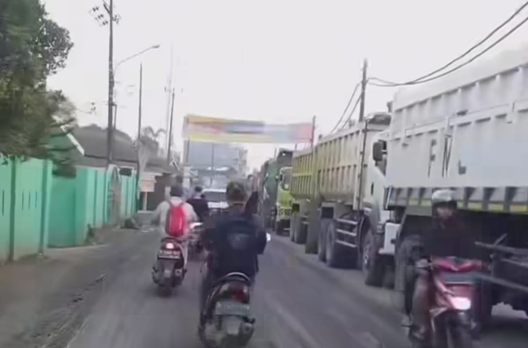 Antrean truk tambang di Jalan Parung Panjang, Rabu 22 November 2023.