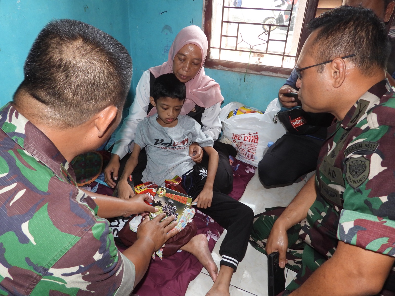 Komandan Kodim 0613 Ciamis, Letkol Inf Wahyu Alfiyan Arisandi (kanan) saat mendatangi AL (11), korban kekerasan orangtua kandungnya, di Kota Banjar, Rabu 22 November 2023.