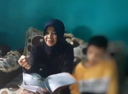 Wali Kota Banjar, Ade Uu Sukaesih saat menjenguk AL, korban kekerasan orangtua kandung, di Dusun Warung Buah, Kota Banjar (23/11).