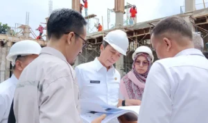 Wakil Wali Kota Bogor, Dedie A. Rachim beserta jajaran saat meninjau lokasi proyek pembangunan lanjutan GOR Bogor Selatan.