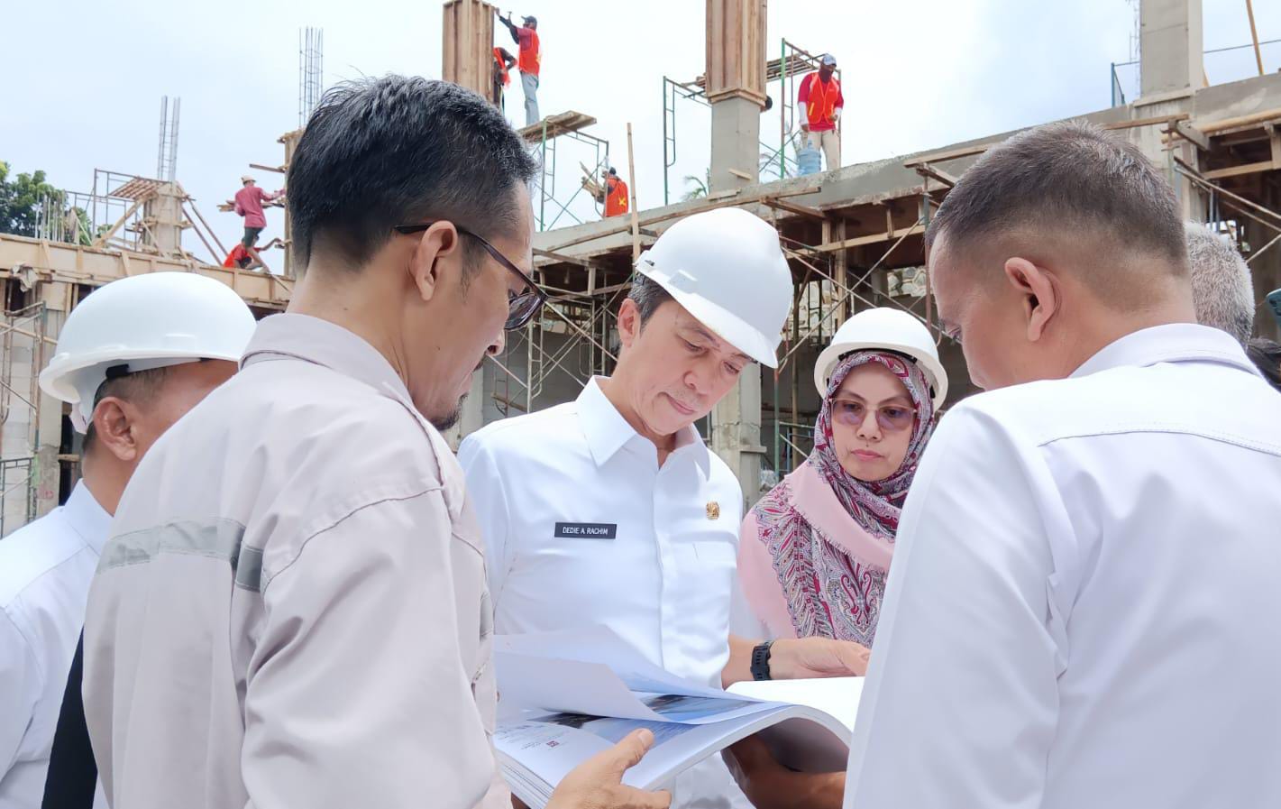 Wakil Wali Kota Bogor, Dedie A. Rachim beserta jajaran saat meninjau lokasi proyek pembangunan lanjutan GOR Bogor Selatan.