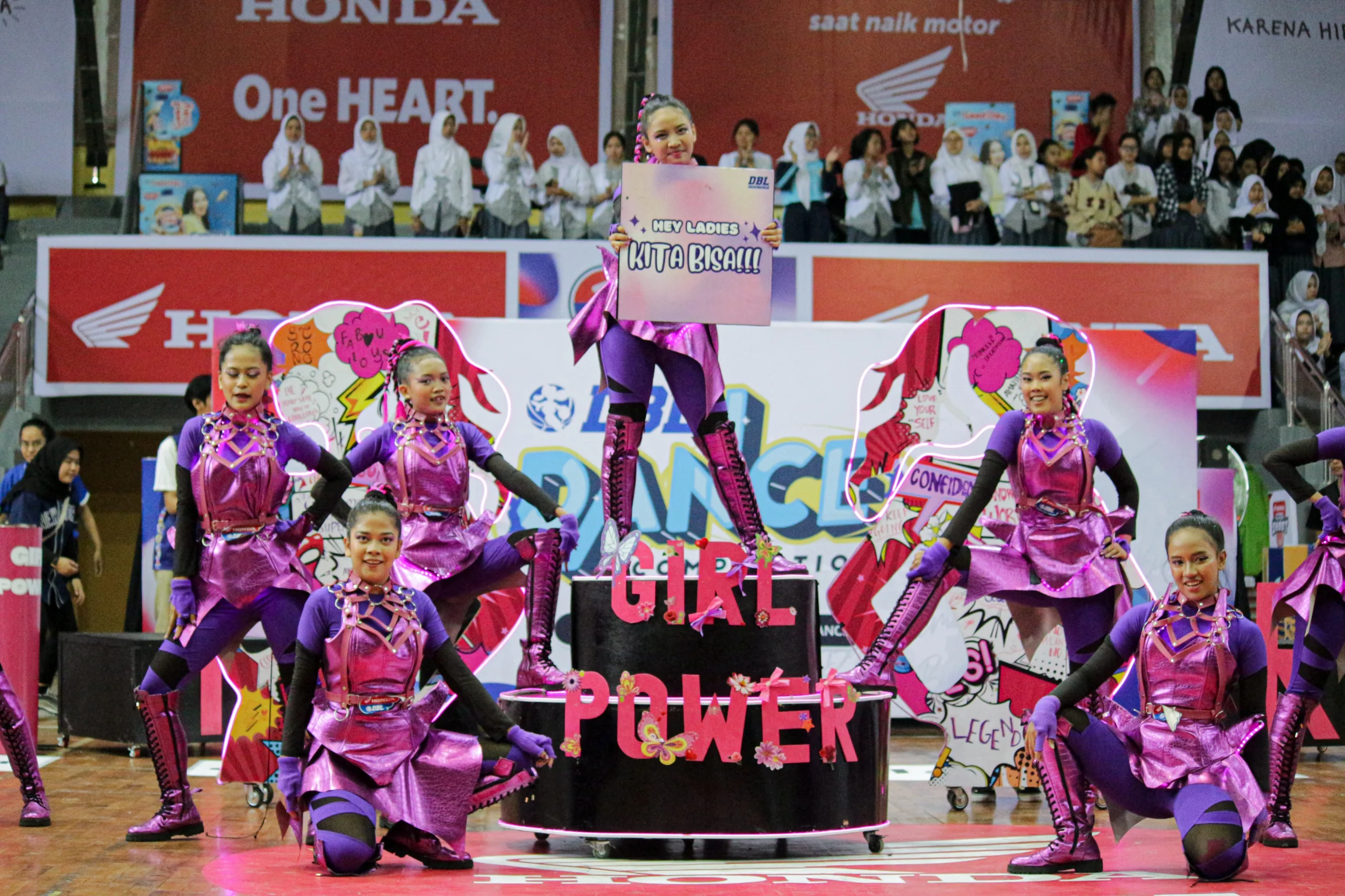 Tim Dance SMAN 20 Kota Bandung Tonjolkan Kekuatan Gen Z di Honda DBL Dance Competition