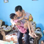 Kapolres Banjar, AKBP Bayu Catur Prabwo saat menjenguk AL, bocah 11 tahun asal Kota Banjar yang dianiaya orangtua kandungnya.