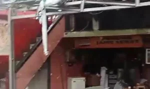 Kondisi kedai yang luluh lantak akibat gas meledak di Pasar Cisarua, Kabupaten Bogor, Senin (27/11) pagi.