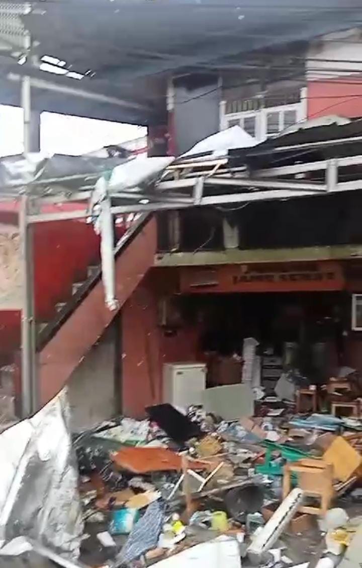 Kondisi kedai yang luluh lantak akibat gas meledak di Pasar Cisarua, Kabupaten Bogor, Senin (27/11) pagi.