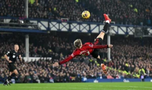 Gol salto Alejandro Garnacho (Manchester United) saat melawan Everton (26/11).