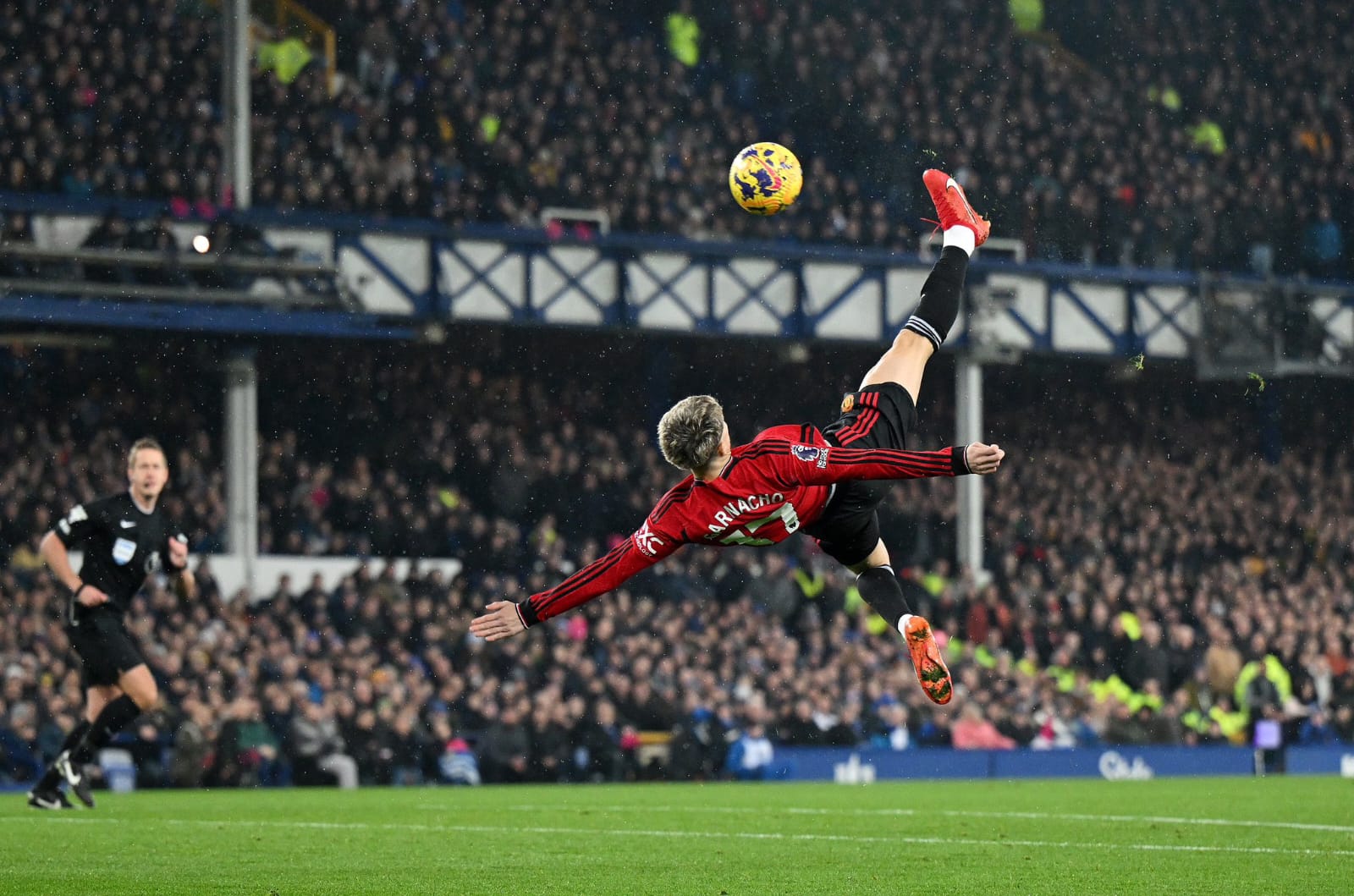Gol salto Alejandro Garnacho (Manchester United) saat melawan Everton (26/11).