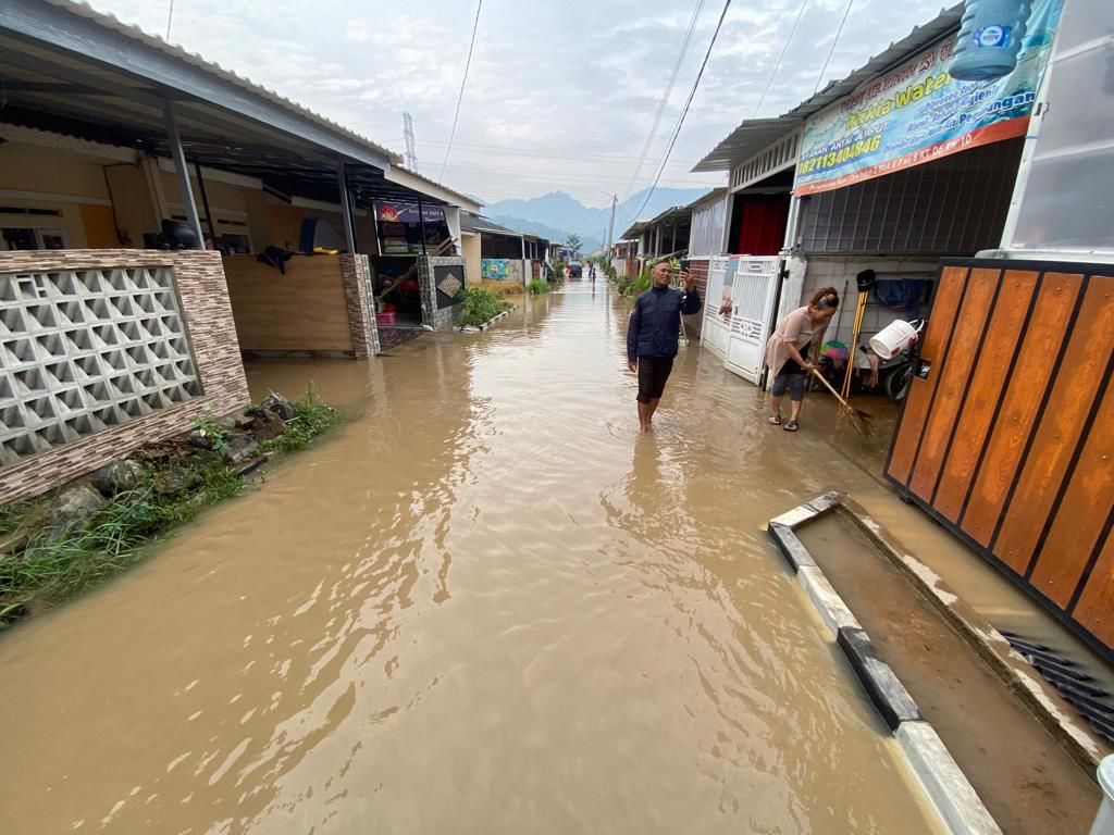 Dilanda Hujan Deras, Perumahan di Cihampelas Direndam Banjir Setinggi Lutut Orang Dewasa