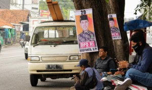 Alat Peraga Kampanye (APK) peserta Pemilu 2024 terpasang di kawasan Jalan Raya Cinunuk, Kabupaten Bandung.