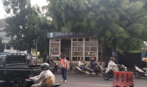 Kondisi Halte Bus TMB di Jalan Raya Cinunuk, Kecamatan Cileunyi, Kabupaten Bandung yang tidak terawat.