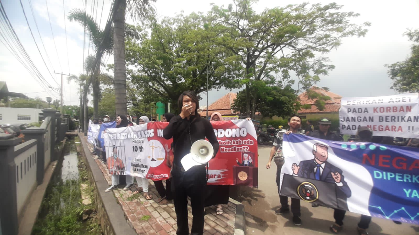 Alfred Nobel, salah satu korban investasi bodong Quotex Binary Option Doni Salmanan saat orasi menuntuk agar PK segera direalisasikan dan aset korban dikembalikan di Kejari Kabupaten Bandung, Selasa (28/11/2023).