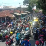 SP TSK SPSI Kabupaten Sukabumi, melakukan aksi unjuk rasa dengan memblokir akses Jalan Sukabumi-Cianjur.