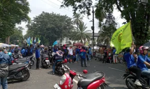 Dok. Suasana buruh saat padati depan gedung sate bandung. Kamis, (30/11). Foto. Sandi Nugraha.