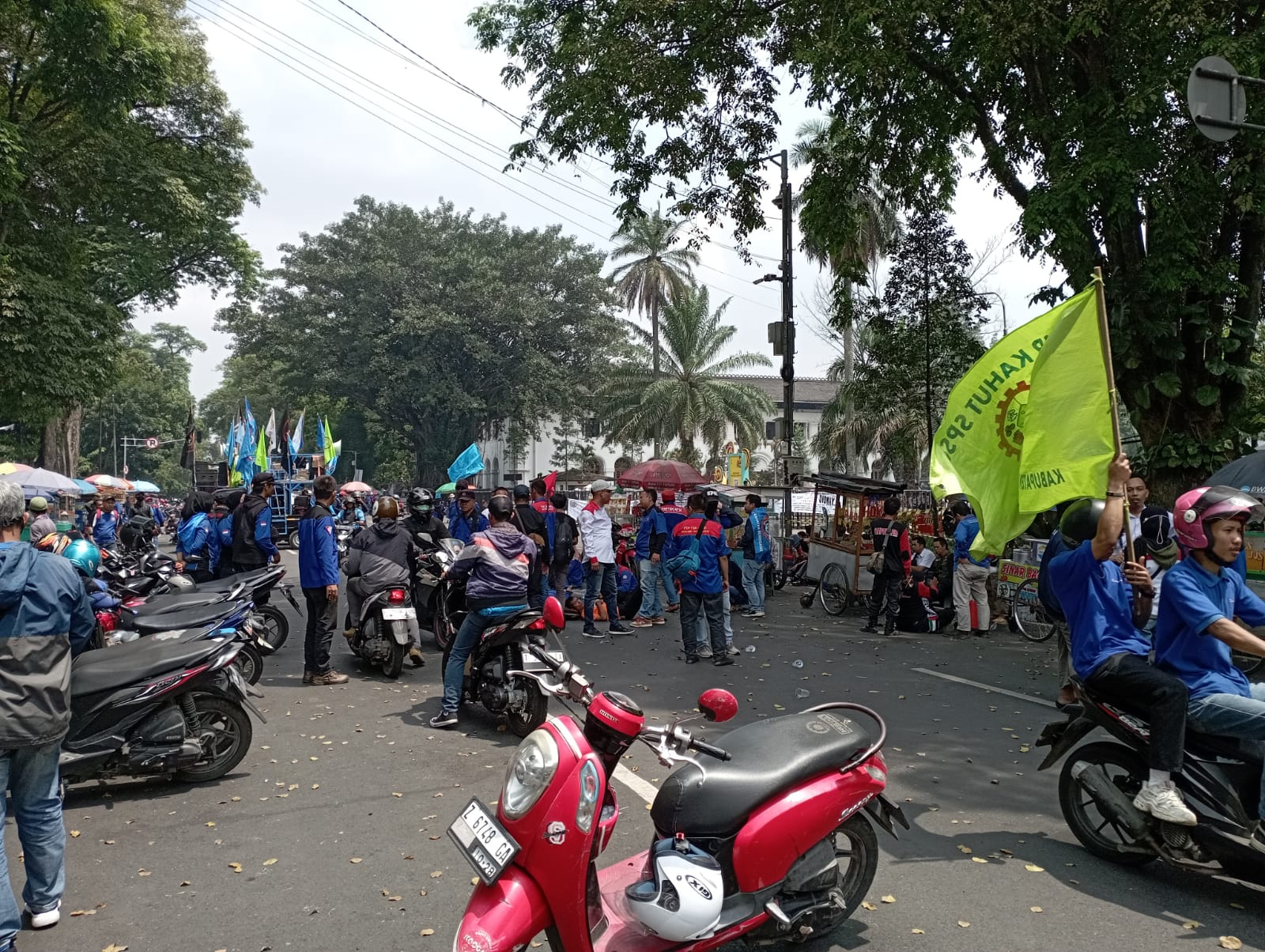 Dok. Suasana buruh saat padati depan gedung sate bandung. Kamis, (30/11). Foto. Sandi Nugraha.