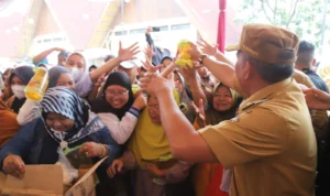 Pj Bupati Bandung Barat, Arsan Latif saat menggelar operasi pangan murah di wilayah Kecamatan Padalarang. Kamis (30/11).