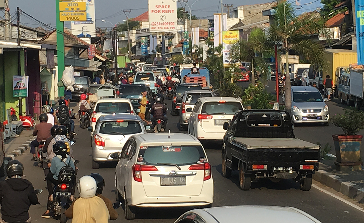 Jalan Tuparev, salah satu titik macet di Cirebon.