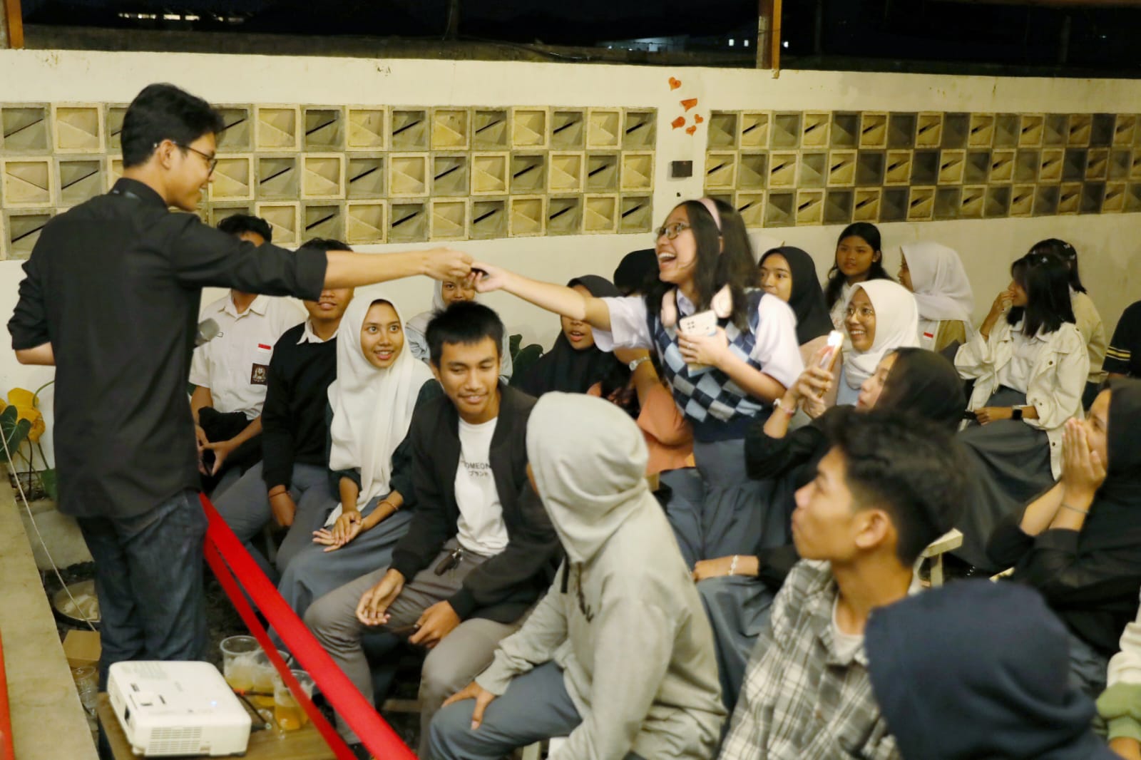 Muhammad Zinedine Alam Ganjar berinteraksi dengan pelajar Kota Bandung saat Talkshow Zilenial Menatap Masa Depan Indonesia di Kopi Taman Utara, Dago, Bandung, Selasa 28 November 2023.