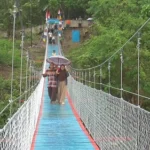 Jembatan penghubung antara Desa Wanajaya, Kecamatan Surian dan Desa Karangbungur, Kecamatan Buahdua.