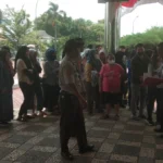 Para pedagang kaki lima di lingkungan Mal Karawang Central Plaza (KCP) saat menggeruduk Kantor Pemerintah Kabupaten (Pemkab) Karawang, Kamis 2 November 2023.