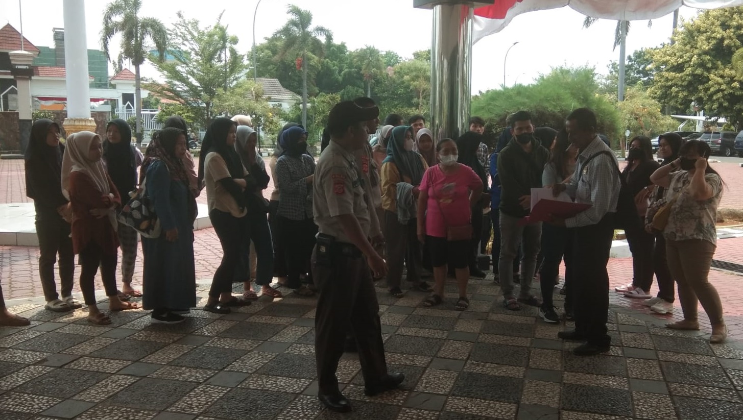 Para pedagang kaki lima di lingkungan Mal Karawang Central Plaza (KCP) saat menggeruduk Kantor Pemerintah Kabupaten (Pemkab) Karawang, Kamis 2 November 2023.