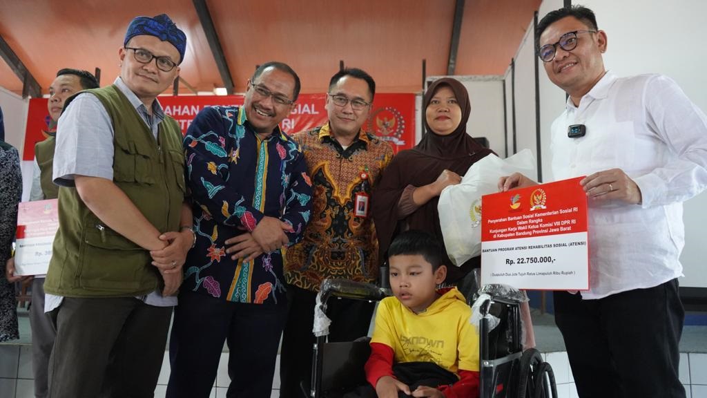 Kementerian Sosial memberikan Bantuan Sosial berbagai program dengan jumlah sekira Rp 202 miliar bersama Wakil Ketua Komisi VIII DPR RI Ace Hasan Syadzily di Kabupaten Bandung.